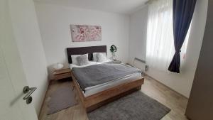 Un pat sau paturi într-o cameră la Panorama Apartman - Milmari L47 +38 fotografii