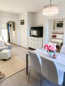 Homey apartment with a view في سبليت: غرفة معيشة مع طاولة عليها زهور