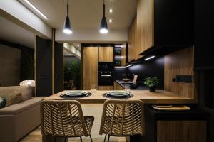 una cucina e un soggiorno con tavolo e sedie di El Harapan - Tu refugio selvático a pie de playa - Grupo Querbes a Gijón