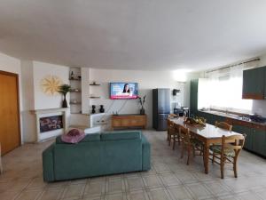 奧特朗托的住宿－Otranto perla d'Oriente，客厅配有绿色沙发和桌子