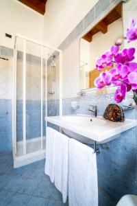 a bathroom with a sink and a shower at Hotel Villa Romana in Porto Empedocle