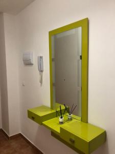 baño con lavabo verde y espejo en Apartamento rural cerca del centro, en Caudete