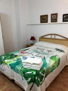 een slaapkamer met een bed met handdoeken erop bij Apartamento rural cerca del centro in Caudete