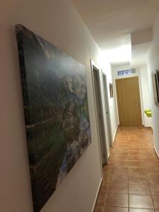 une grande peinture accrochée à un mur dans un couloir dans l'établissement Apartamento rural cerca del centro, à Caudete