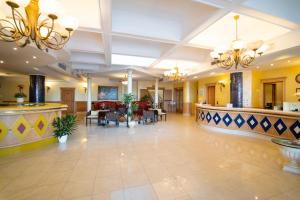 a lobby of a hotel with tables and chairs at Hotel Villa Romana in Porto Empedocle