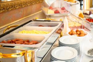 a buffet line with eggs eggs and other food at Hotel Villa Romana in Porto Empedocle