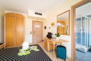 a home office with a desk and a mirror at Hotel Villa Romana in Porto Empedocle