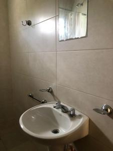 une salle de bain avec un lavabo et un miroir dans l'établissement Cabañas Vista Andes VI, à Luján de Cuyo
