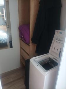 - un lave-linge et un sèche-linge dans une petite pièce dans l'établissement Mobil home Le Galland de Dugny, à Onzain