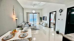 sala de estar con mesa y sofá en Himalaya Homes Lovely 1 Bedroom Apartment en Dubái