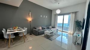 sala de estar con sofá y mesa en Himalaya Homes Lovely 1 Bedroom Apartment en Dubái