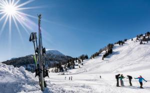 un gruppo di persone che sciano su una pista innevata di Ferienchalet Auszeit a Mariapfarr