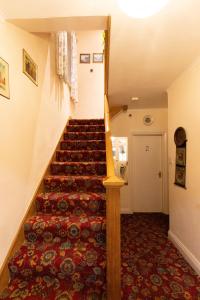 een trap in een kamer met een trap bij Quince House in Oxford