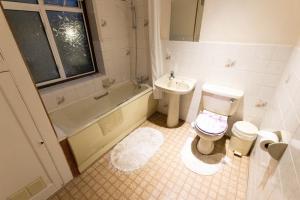 een badkamer met een toilet, een bad en een wastafel bij Quince House in Oxford