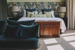 1 dormitorio con 1 cama y 1 sofá en Hampton Manor, en Hampton in Arden