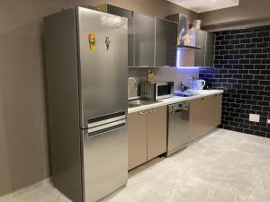 eine Küche mit einem Kühlschrank aus Edelstahl in der Unterkunft La Rosa di Vinovo - Open Space in Vinovo