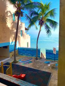 een uitzicht op het strand vanuit een resort met palmbomen bij Lovly Couple Sea View w Netflix in Port Dickson