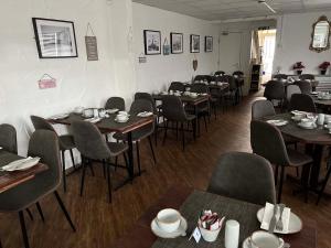 une salle à manger avec des tables et des chaises dans un restaurant dans l'établissement The Wilton Hotel, à Blackpool