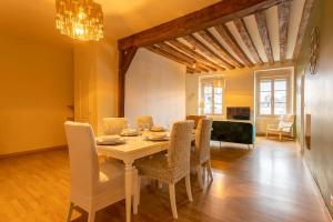 a dining room with a table and chairs at L' appartement de la Paix in Romorantin