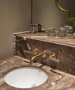 y baño con lavabo blanco y encimera. en Henrietta House, a member of Radisson Individuals, en Bath