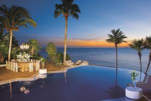イスラ・ムヘーレスにあるZoetry Villa Rolandi Isla Mujeres Cancun - All Inclusiveの海の景色を望むスイミングプール