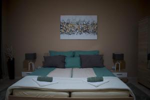 Posteľ alebo postele v izbe v ubytovaní Gerti Apartman 2