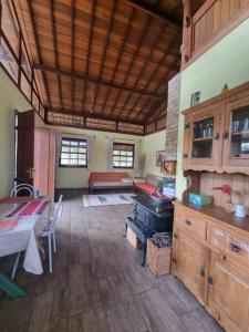 uma cozinha com uma mesa e um fogão num quarto em Sitio Boa Fé - 300m das cachoeiras Moinho e Salomão em Carrancas