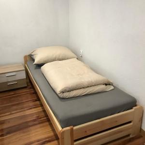 Un pat sau paturi într-o cameră la Apartmánový dom Višňové