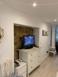 ein Wohnzimmer mit einem TV auf der Kommode in der Unterkunft Fernando Lemos Estúdio Lisboa in Lissabon