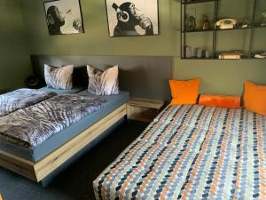 a bedroom with two beds next to each other at Gästezimmer in einer Ferienwohnung Thiele in Roßwein in Roßwein