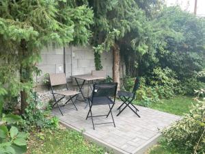 patio z krzesłami i stołem w ogrodzie w obiekcie Villa Mato w Pieszczanach