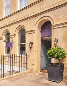 een gebouw met een potplant voor een deur bij Henrietta House, a member of Radisson Individuals in Bath