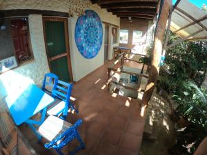 vistas a un patio con sillas y mesa en Andoriña Hostal - Bed & Breakfast, en Samaipata
