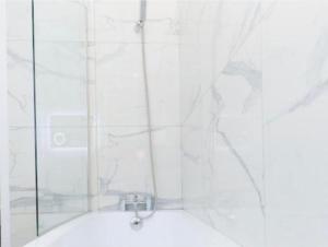 ein Bad mit einer Dusche und einer Glastür in der Unterkunft Bayswater Apartments with Free Parking in Leeds