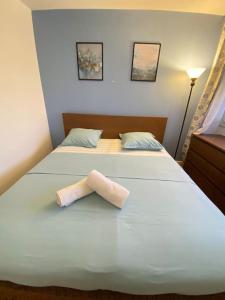 ein Paar Handtücher auf einem Bett in der Unterkunft Superbe appartement proche de Paris in Colombes