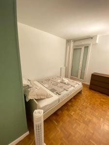 a small bedroom with a bed and a mirror at Superbe appartement proche de Paris in Colombes