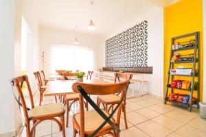 - une salle à manger avec une table et des chaises dans l'établissement Hotel Casa Blanca Minero, à Fresnillo de González Echeverría