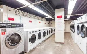 a laundry room with several washing machines in it at Cozy Downtown Atlanta Condo in Atlanta