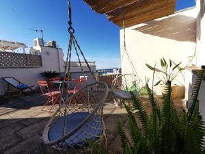 patio con sedie e altalena di Nel cuore di Otranto a Otranto