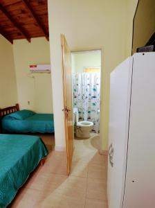 Ένα μπάνιο στο Hotel Juanita