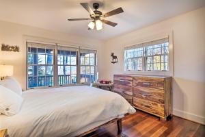 Ένα ή περισσότερα κρεβάτια σε δωμάτιο στο Tranquil Hendersonville Cabin with Mountain Views!