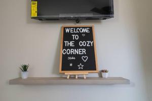 una bienvenida a la acogedora señal de esquina en un estante en TheCozyCorner in Concord en Concord