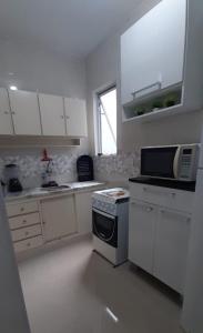 Η κουζίνα ή μικρή κουζίνα στο Apto 100m praia, 1 dorm. Vl Mirim