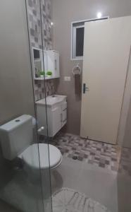 Ένα μπάνιο στο Apto 100m praia, 1 dorm. Vl Mirim