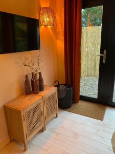 una habitación con una mesa con jarrones encima en B&B Stoet & Berre Geheel privé 1 - 4 pers, en Assen