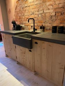 Een keuken of kitchenette bij B&B Stoet & Berre Geheel privé 1 - 4 pers