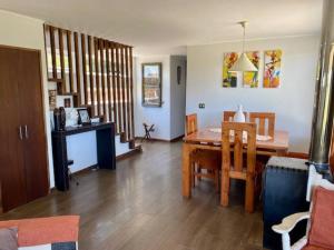 uma sala de estar com uma mesa e uma sala de jantar em Agradable casa de campo 2 pisos con piscina. em Algarrobo