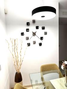 A seating area at XPCE D CARLOS GARDENS Apartment
