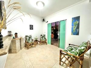 - un salon avec deux chaises et une table dans l'établissement Pousada Altas Natureza, à Florianópolis