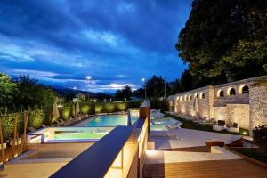 Bazén v ubytování Hotel Corte dei Tini nebo v jeho okolí